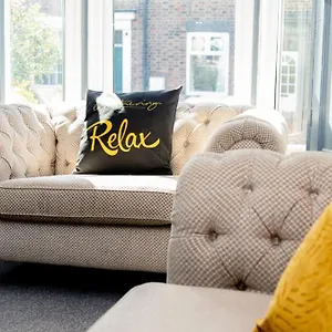 https://the-bishophill-gathering-york-sleeps-up-to-12.yorkshirehotels.net